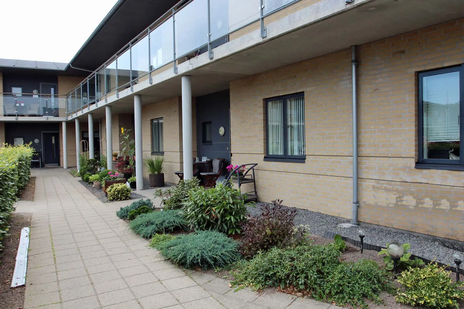 Sti med beplantning langs lejlighederne i A/B Kastanjeparken, Støvring