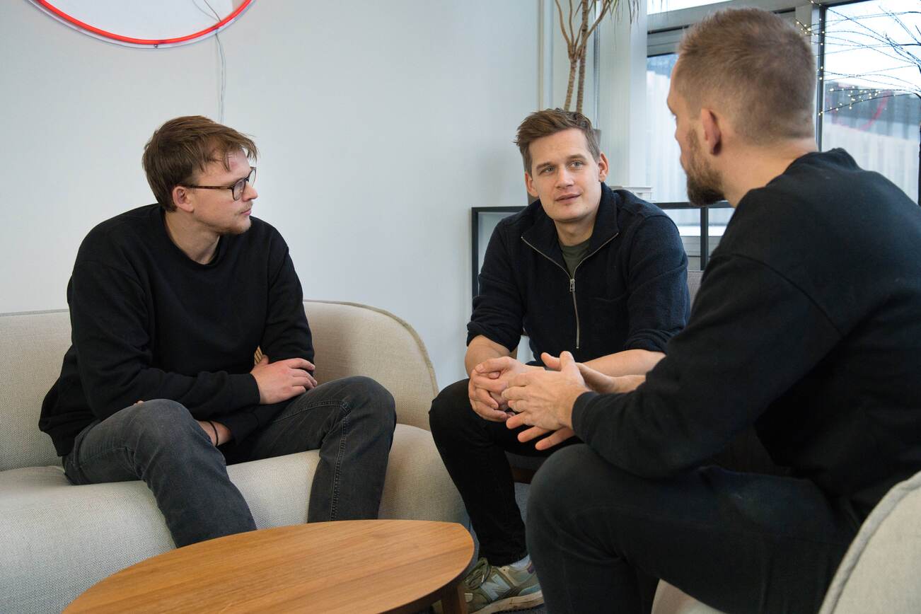 Emil, Bo og Oliver snakker sammen over kaffebordet