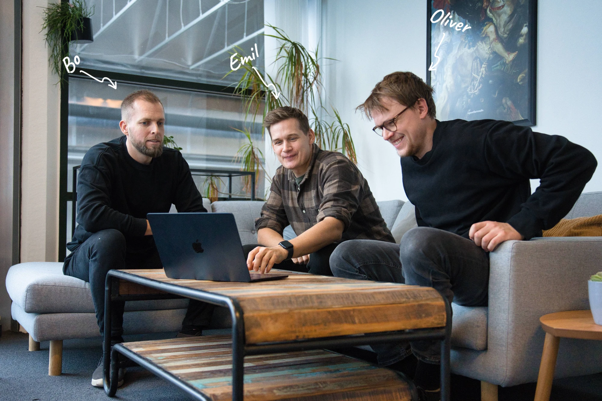 Bo, Emil og Oliver snakker omkring bordet